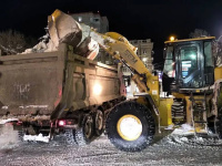 В течение ночи коммунальные службы города устраняли последствия снегопада