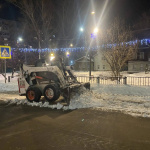 В течение ночи коммунальные службы города устраняли последствия снегопада 