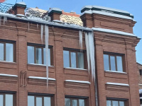 За непринятие мер по очистке кровель зданий возбуждены административные дела