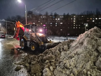 В течение ночи коммунальные службы города проводили работы по уборке снега и наледи В течение ночи коммунальные службы города проводили работы по уборке снега и наледи