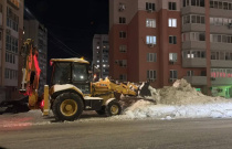В течение ночи коммунальные службы города устраняли последствия снегопада 
