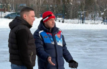 Заместитель главы города по социальной сфере Александр Блатман посетил катки и площадки, где уже стартовали массовые катания