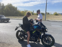 Дорожные полицейские продолжают проверять водителей мототранспорта