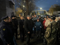 Встреча руководства районной администрации с жителями дома, пострадавшего в результате атаки БПЛА