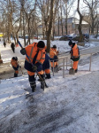 Продолжаются мероприятия по уборке города от снега и наледи Продолжаются мероприятия по уборке города от снега и наледи