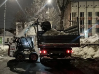 В течение ночи коммунальные службы города проводили работы по уборке снега и наледи 