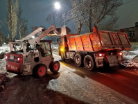 В течение ночи коммунальные службы города проводили работы по уборке снега и наледи