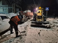В течение ночи коммунальные службы города проводили работы по уборке снега В течение ночи коммунальные службы города проводили работы по уборке снега