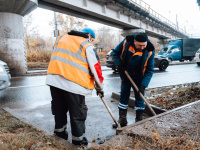 Сотрудники МУП «Водосток» устраняют последствия ливневого дождя на территории города