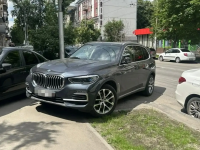 Выявлены факты размещения автомобилей на газонах Выявлены факты размещения автомобилей на газонах