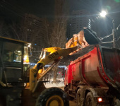 В течение ночи коммунальные службы города устраняли последствия снегопада