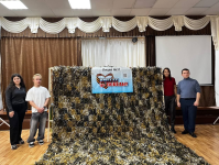 В Лицее № 37 члены молодежной избирательной комиссии совместно с учащимися плели маскировочные сети для фронта