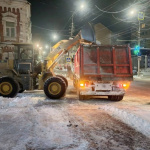 В течение ночи коммунальные службы города устраняли последствия снегопада 