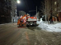 В течение ночи коммунальные службы города устраняли последствия снегопада 