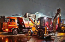 В течение ночи коммунальные службы города проводили работы по уборке снега В течение ночи коммунальные службы города проводили работы по уборке снега