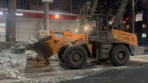В течение ночи коммунальные службы города проводили работы по уборке снега В течение ночи коммунальные службы города проводили работы по уборке снега