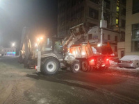 В течение ночи коммунальные службы города проводили работы по уборке снега и наледи В течение ночи коммунальные службы города проводили работы по уборке снега и наледи