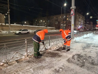 В течение ночи коммунальные службы города проводили работы по уборке снега В течение ночи коммунальные службы города проводили работы по уборке снега