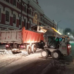 В течение ночи коммунальные службы города устраняли последствия снегопада