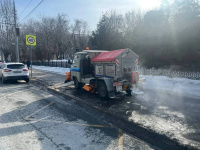 Коммунальные службы города проводят комплексные работы по уборке наледи и противогололедной обработке территорий Коммунальные службы города проводят комплексные работы по уборке наледи и противогололедной обработке территорий