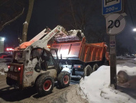 В течение ночи коммунальные службы города устраняли последствия снегопада В течение ночи коммунальные службы города устраняли последствия снегопада