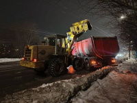 В течение ночи коммунальные службы города проводили работы по уборке снега и наледи