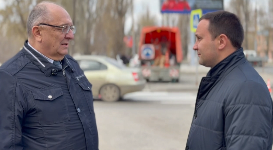 Игорь Молчанов проверил, как ведутся работы по нанесению дорожной разметки