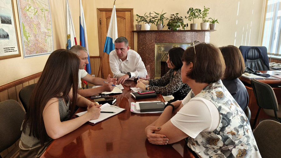 По поручению главы города Михаила Исаева продолжается работа по решению вопросов обустройства мест накопления отходов   