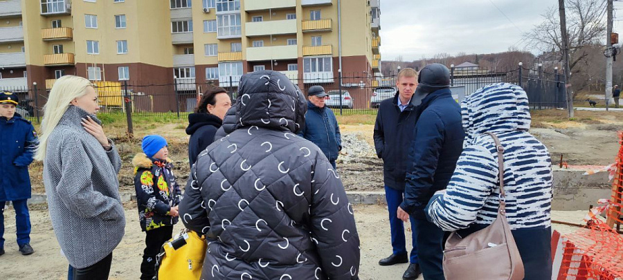 По обращению жителей микрорайона 6-я Дачная по вопросу ограничения движения на ул. Гвардейская, 35