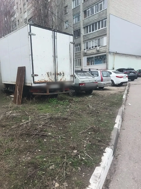 По фактам парковки автотранспорта на «зеленой зоне» возбуждены административные дела