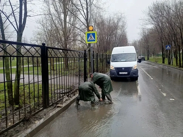 Коммунальные службы города устраняют последствия непогоды