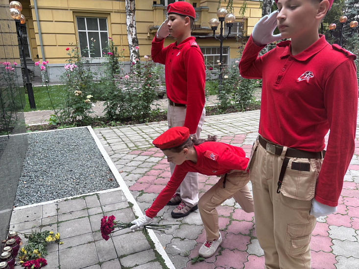 Церемония возложения цветов к мемориалу
