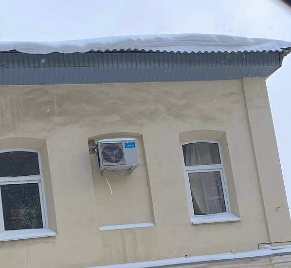 Скопление снежных масс и наледи на кровлях зданий представляют угрозу для жителей