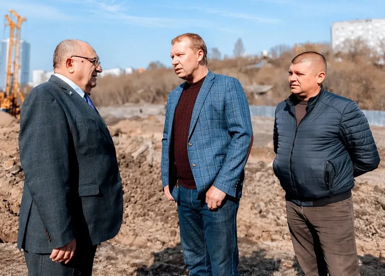 Игорь Молчанов посетил строительную площадку очистных сооружений ливневого коллектора Глебучева оврага