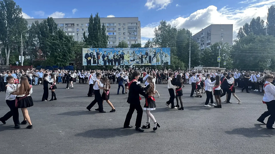 Последний звонок в школах Октябрьского района