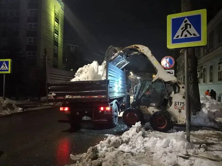  В течение ночи коммунальные службы города проводили работы по уборке снега и наледи