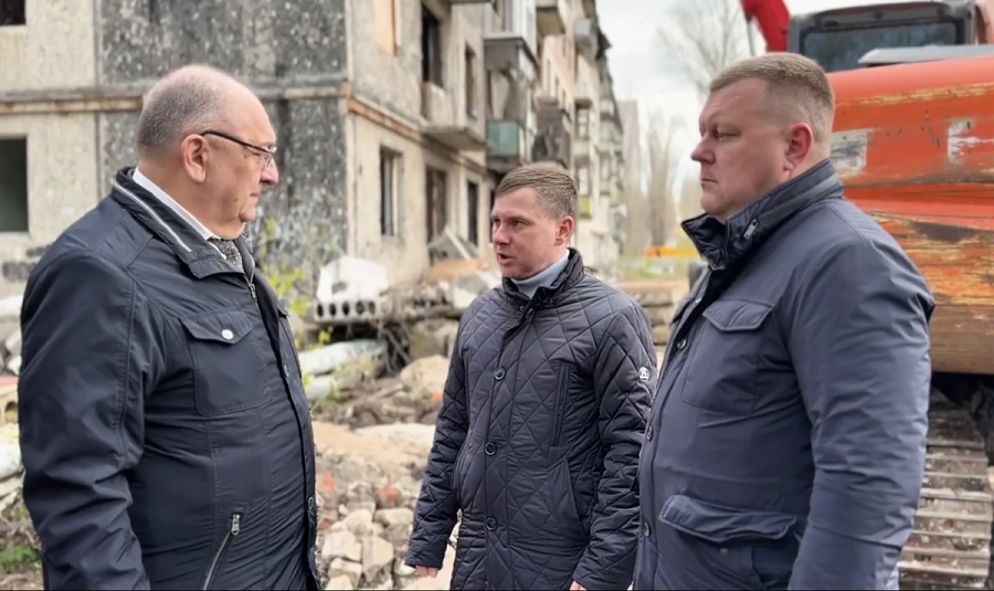 Игорь Молчанов осмотрел ход работ по сносу дома на улице Навашина