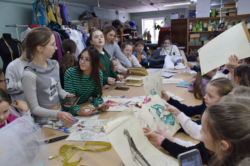 В честь Дня наставника областной театр оперетты провел экскурсии для участников фестиваля «Театральное Приволжье» 