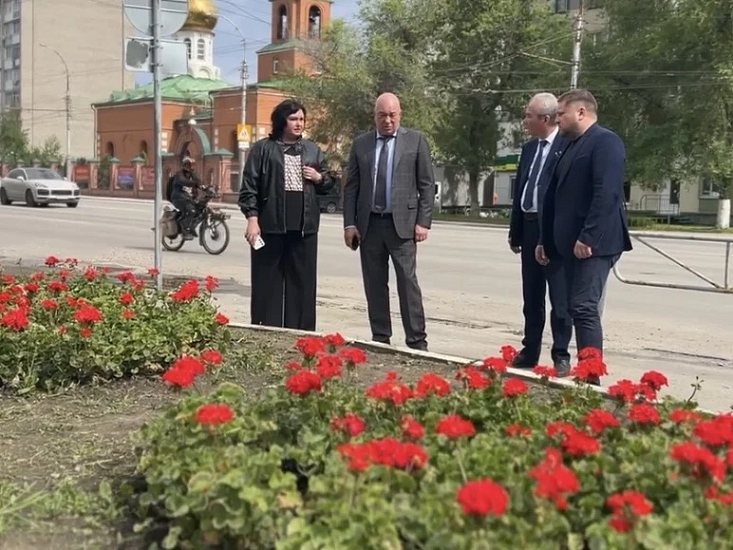 Продолжается озеленение Заводского района