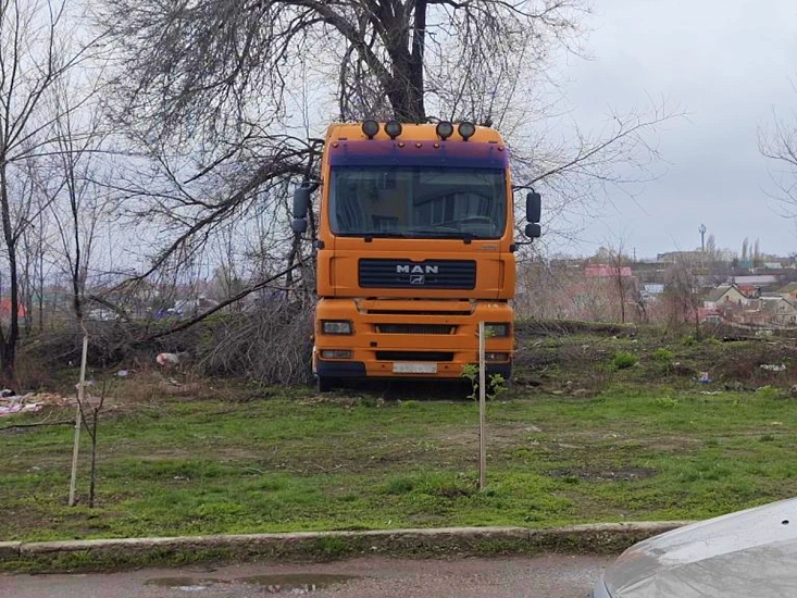 По фактам парковки автотранспорта на «зеленой зоне» возбуждены административные дела