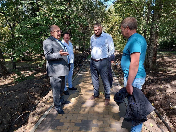 Глава администрации Ленинского района Игорь Молчанов провел рабочее совещание с подрядной организацией в сквере «Территория детства»