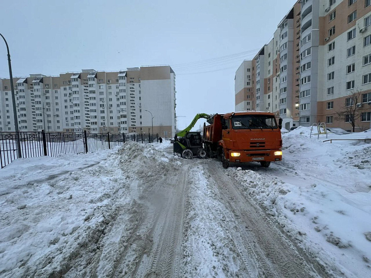 Продолжаются мероприятия по уборке города от снега и наледи