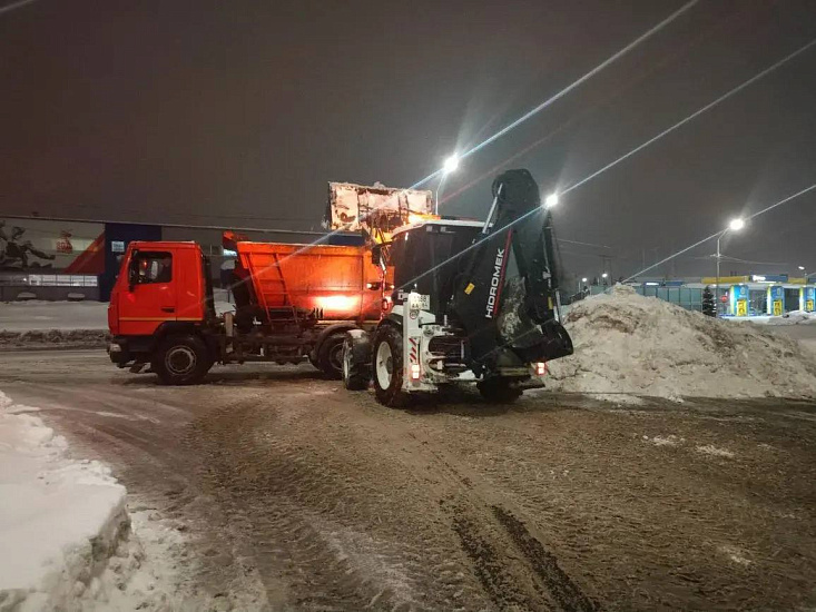 В течение ночи коммунальные службы города проводили работы по уборке снега