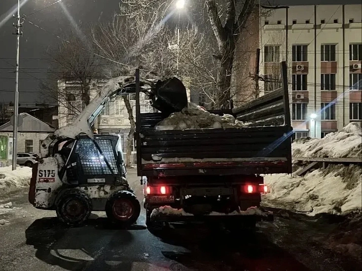 В течение ночи коммунальные службы города проводили работы по уборке снега и наледи 