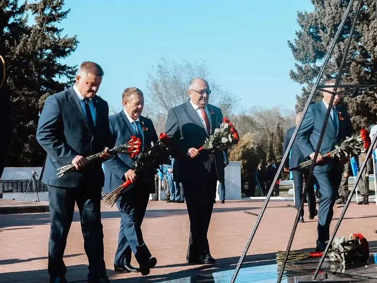 Игорь Молчанов возложил цветы к мемориалу Защитникам Отечества