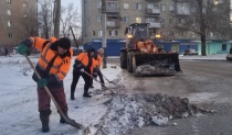 Продолжается уборка города от снега, а 
также обработка дорог и тротуаров противогололедными материалами в ночные часы