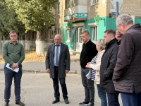 В Заводском районе проверили состояние дорожного полотна на улице Азина В Заводском районе проверили состояние дорожного полотна на улице Азина