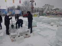На Театральной площади началось строительство 
зимнего городка
