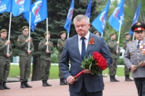 На Воскресенском кладбище Саратова в преддверии 80-летия Победы в Великой Отечественной войне состоялось возложение цветов к мемориалу Защитникам Отечества
