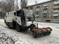Продолжается уборка города от снега и наледи Продолжается уборка города от снега и наледи